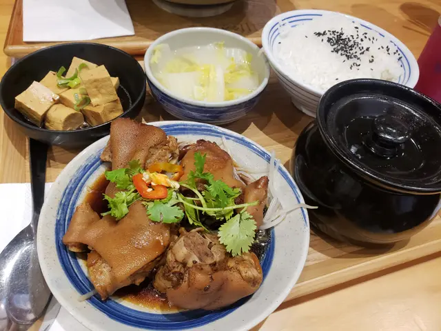 滷水豬手飯定食配上湯浸時菜及鳥頭南棗燉牛展
