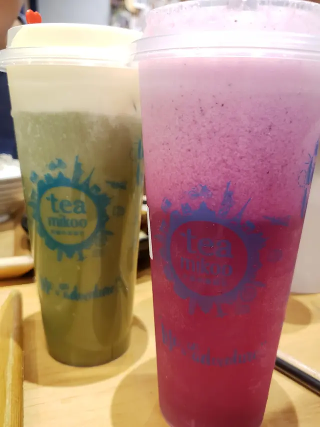 芝士奶蓋抺茶 (後)   仙氣火龍果茶 (前)