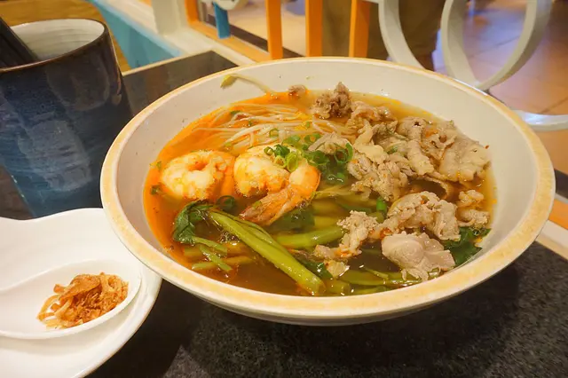 馬來蝦湯麵配海蝦、美國牛肉