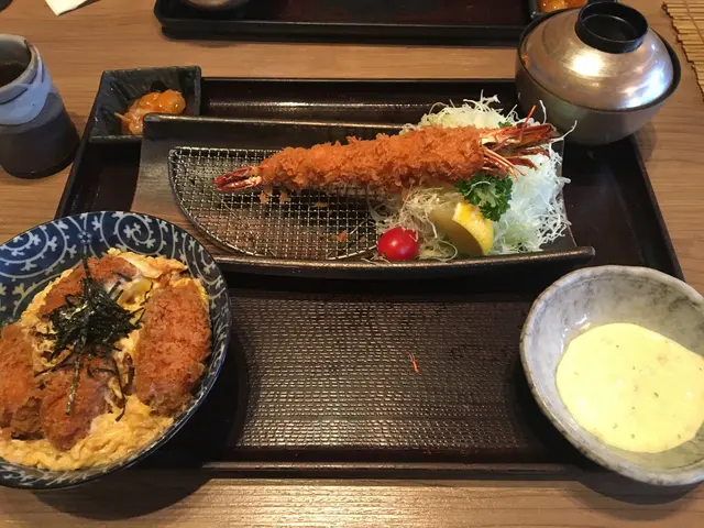 滑蛋豬柳丼伴吉列大蝦