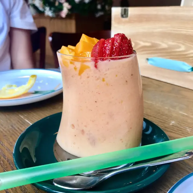Strawberry-Mango Yogurt Smoothie
