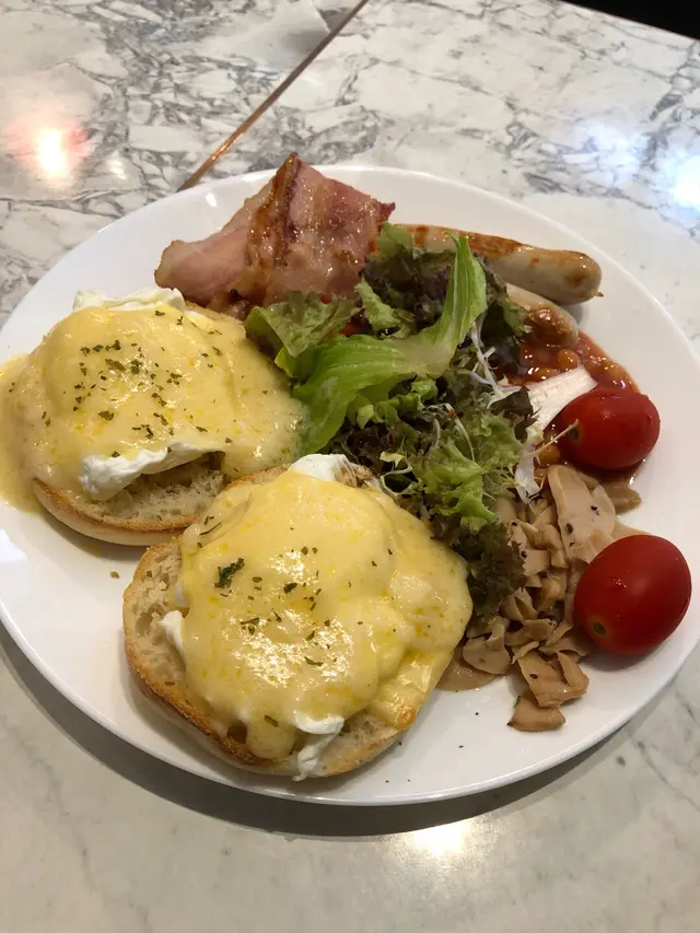份量足夠 班尼迪蛋半熟流心 配上鬆餅 有種清新帶點酸的芝士醬 很有層次