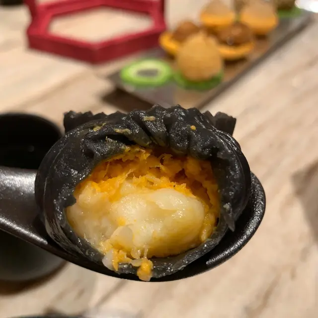 金箔墨汁蟹粉鮮蝦餃