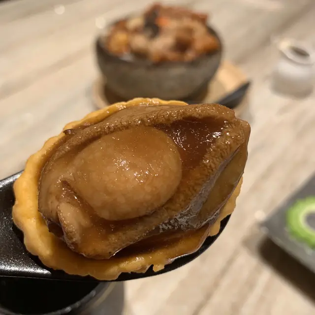 原隻鮑魚雞粒酥
