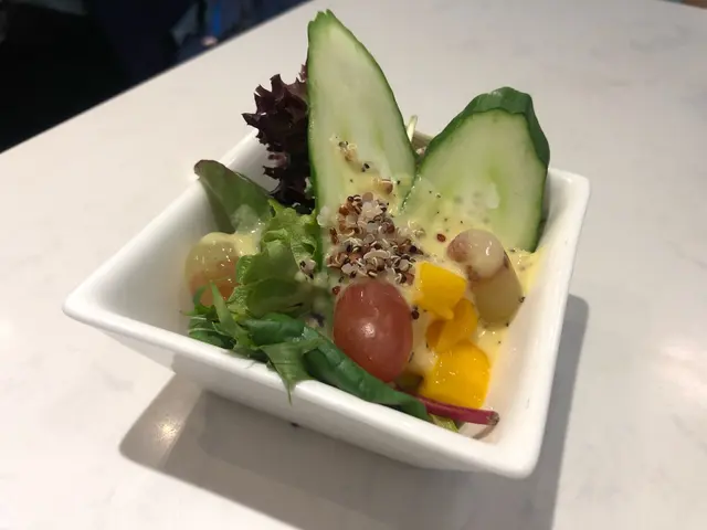 藜麥蔬果沙律配鳳朵百香果汁