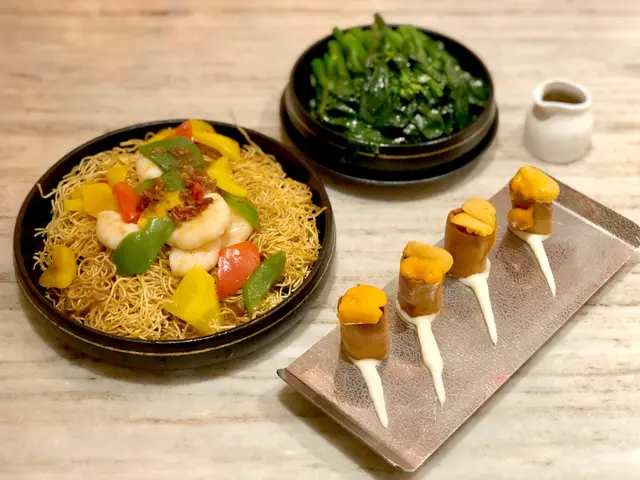 黄金海膽春卷、XO好醬蝦仁炒麵及芥蘭苗配鮑汁豉油