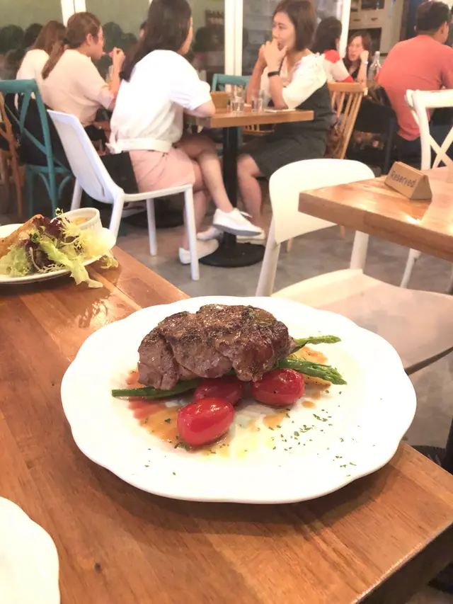 慢煮厚切安格斯西冷扒配玫瑰蘋果汁