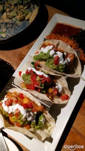 grilled salmon taco - Coyote Bar &amp; Grill in Wan Chai 