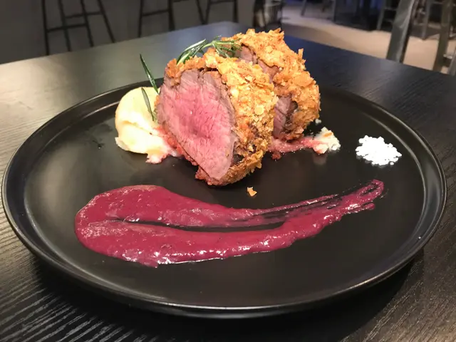 莓汁爆脆牛柳配薯蓉