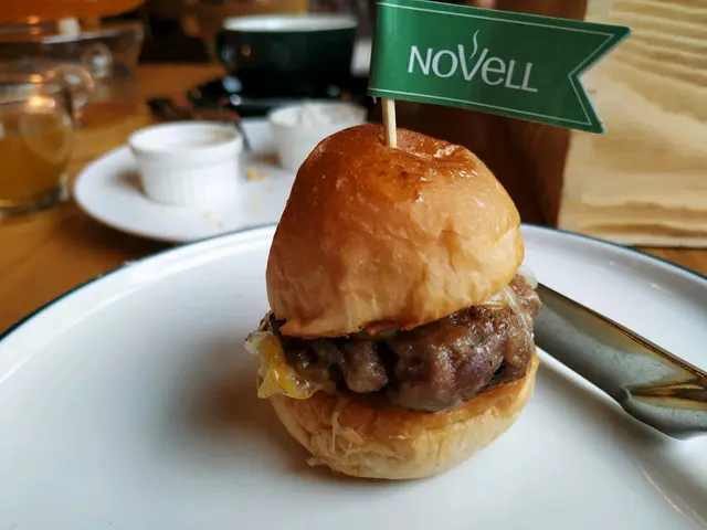 牛肉新鮮,肉質彈滑,牛肉味濃,設計成小漢堡,不搶其他食物風頭!