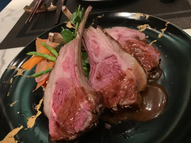 餐廳話羊架default係七成熟,
不過都可以選擇熟成度,
第一次見羊架可以做到五成熟,
見店家咁有信心,當然要試下啦!😏
原來蒙古係用麥芽糖、白芝麻、孜然粉等去幫羊架調味,
咁樣烤出黎嘅羊架皮超好食!
香甜、可口、美味!😋
羊架係慢煮而成,
肉質鮮美,軟嫩多汁,
可能係小編食過最美味嘅羊架!👍🏻