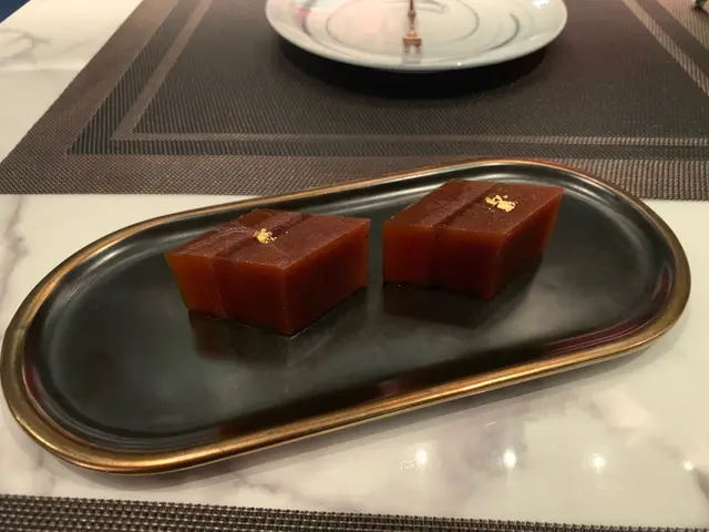 山楂糕食得多,
不過有紅酒味嘅山楂糕就第一次試!
一層層嘅紅酒凍、烏梅凍、山楂糕組合而成,
好有層次感!
每一層都有其原有嘅味道,
而三層一齊食又好夾,正!😋