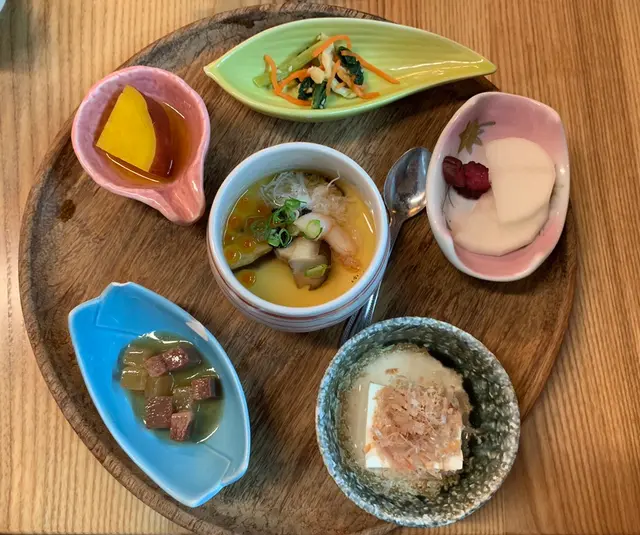 前菜很吸引，有燉蛋、豆腐、甜薯等等，非常精緻😋