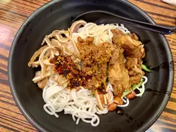 BB辣的涼拌米線+ 豬耳+豬軟骨