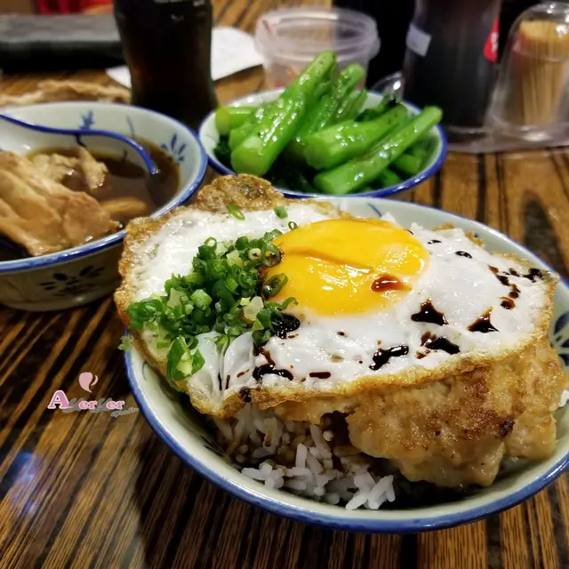 香煎脆邊蛋肉餅飯