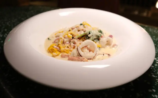 鮮魷魚自家制闊條麵