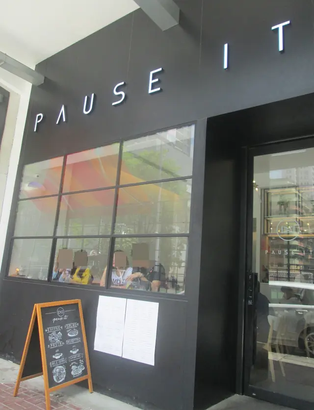 以黑白色為主調，門面型格