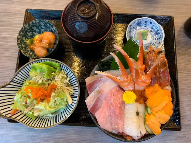 油金魚+比目魚邊+吞拿魚腩+三文魚子+赤蝦+松葉蟹鉗+日本海膽