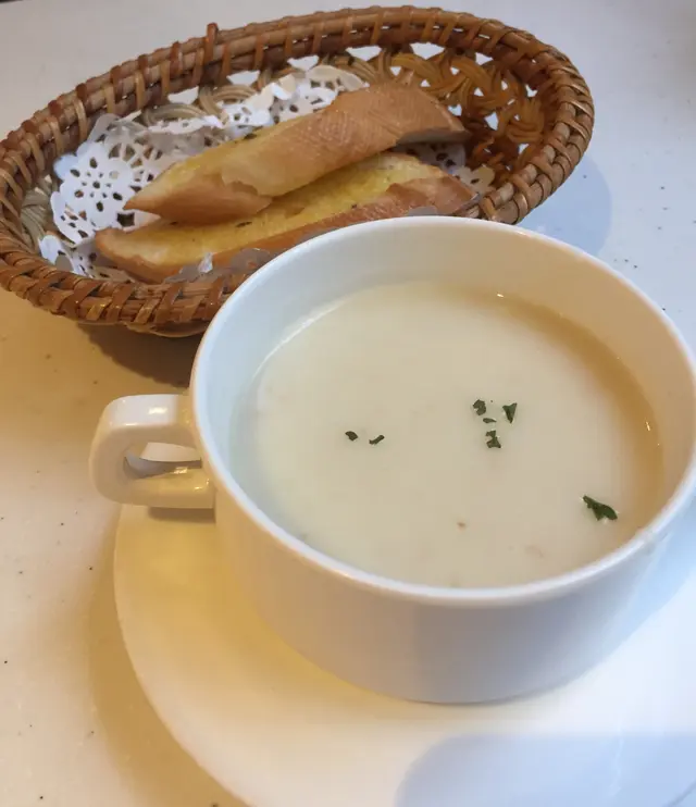 是日餐湯及蒜蓉法包