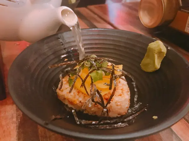 在我面前把茶湯沖上