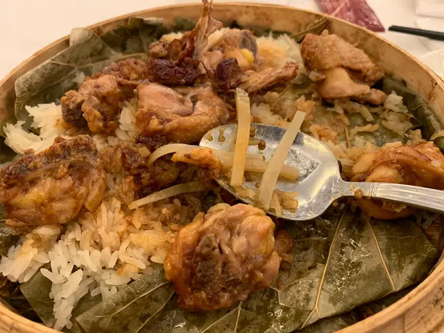 走地雞用左酒和冬菜絲醃, 有雞味而且糯米飯很吸味