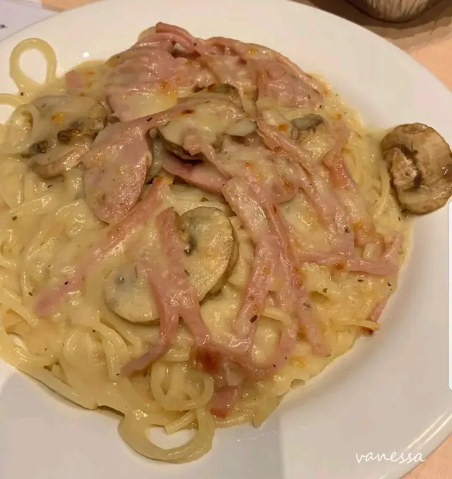 白汁香腸火腿磨菇意粉