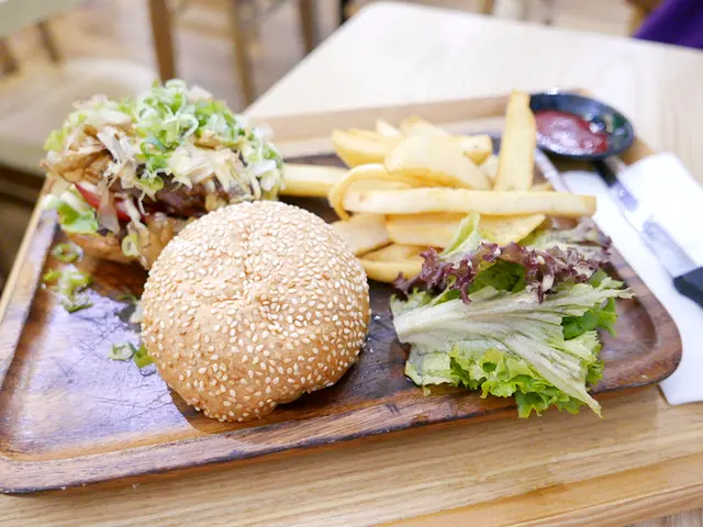 日式燒餅汁牛肉漢堡飽配炸薯條