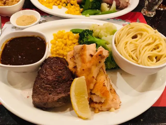 一般！因為三文魚好淡，冇味的，要自己落鹽