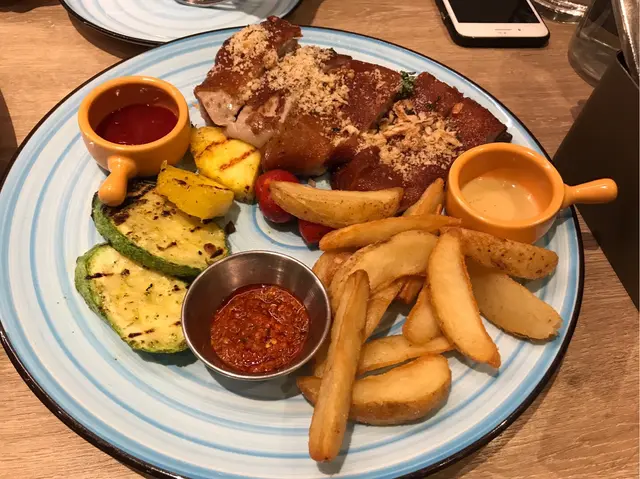 葡式香烤脆皮乳豬件配薯菜