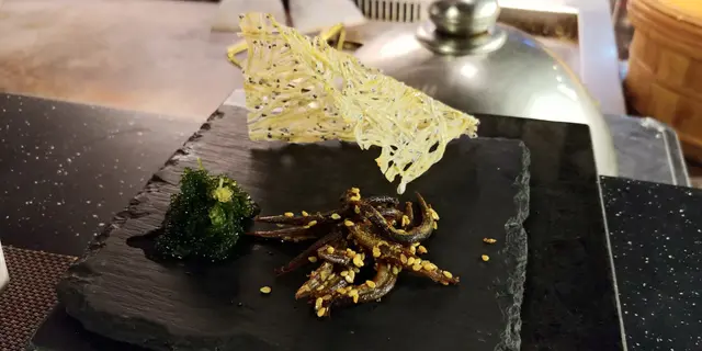 前菜: 小女子, 海葡萄, 白飯魚乾