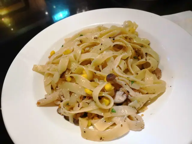 蒜香黑松露炒什菌闊條面