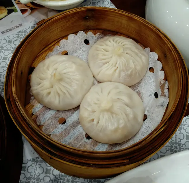 小籠包入面有好多湯夠熱好正，咬落塊皮厚薄剛好適中，不過要小心D夾，有2隻一夾皮就穿 ，唔知係咪蒸過龍所以皮容易穿 。