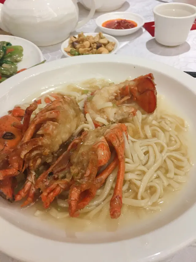 個龍蝦伊面入邊嗰啲面唔係伊面，又冇膽未有冇依面滑滑嗰個感覺