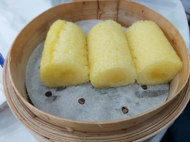 熱辣辣的，有點像白糖糕，雖然沒不太有菊花味道，但不太甜但帶有很香蜜糖味，頗特色的一道甜食