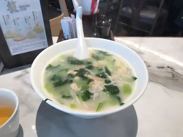 嫩雞濃湯煨麵