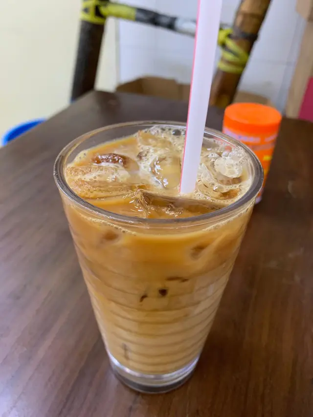 大熱天時最啱就緊係坐喺有冷氣嘅冰室，嘆番杯凍奶茶啦