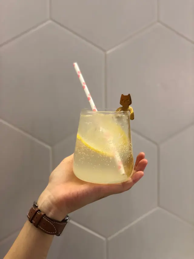貓貓🐱茶匙掛在杯邊