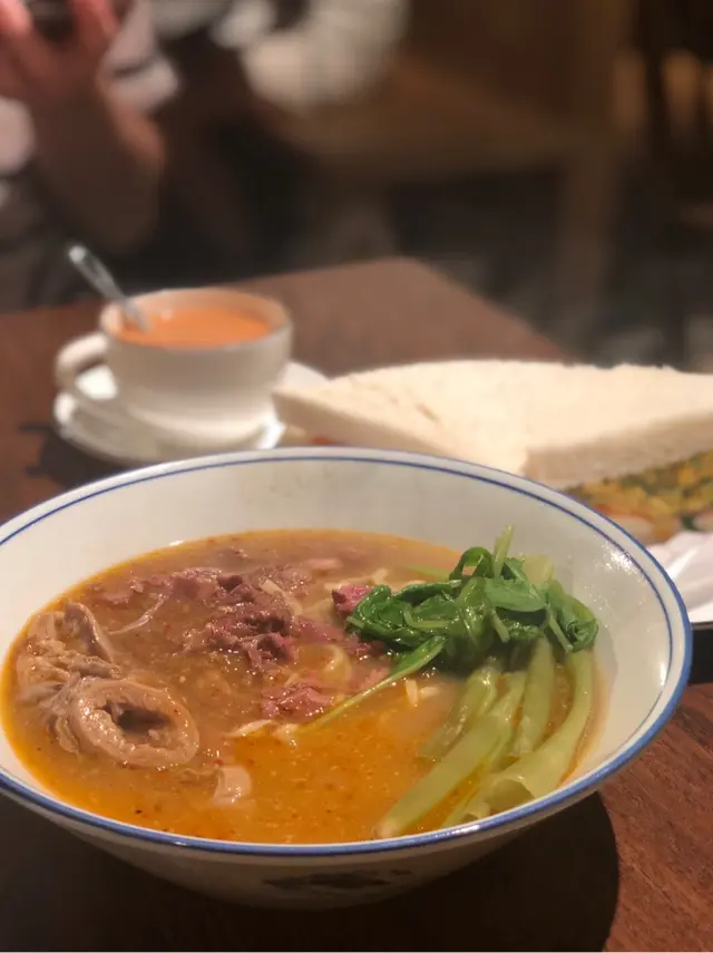 雞湯香辣汁牛腩通菜豬大腸手造拉麵