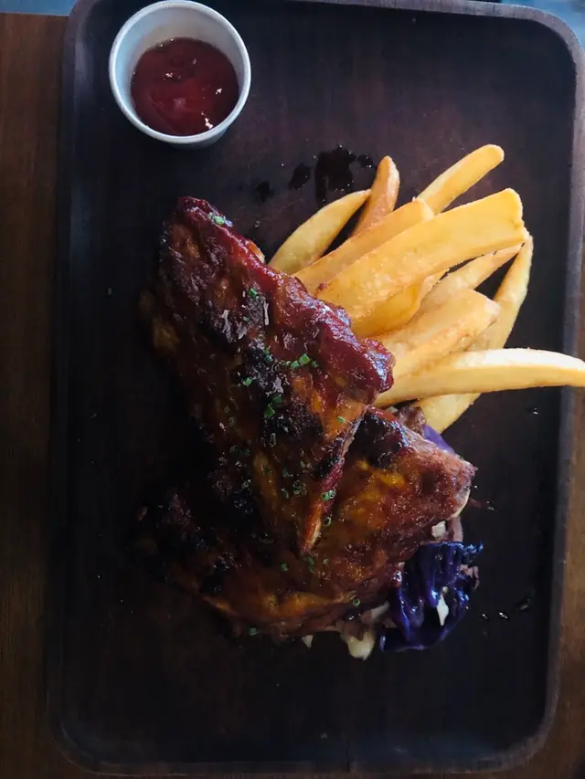 燒烤醬烤豬仔骨伴薯條及餐菜
