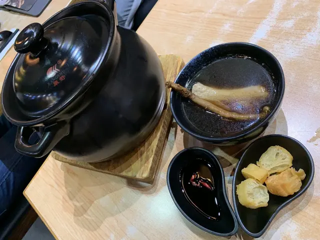 馬來西亞與新加坡嘅肉骨茶各有不同特色，
馬來西亞係以多種藥材 : 冬菇、玉竹、黨參、當歸、紅棗、甘草、胡椒等熬製，
散發香濃嘅藥材香！
伴湯而上仲有豬骨，炆煮得軟腍入味，
旁邊附上油炸鬼，浸湯一起吃更添滋味！😏