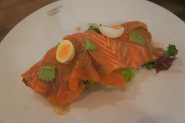 自家製煙熏三文魚配核桃吐司