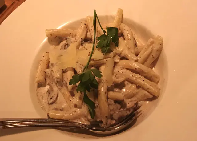 黑松露大蘑菇手捲粉配巴馬臣芝士