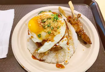 美国黑毛猪烧肉片鸡串煎蛋饭