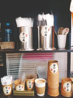 收銀旁邊有1個小小位置
可以企係度食野或者等拎野食