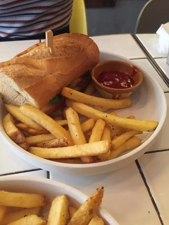 香茅豬肉絲越式法包配薯條