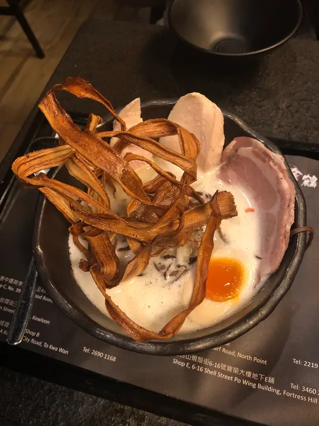 湯頭幾濃郁，是真材實料的感覺，唔會太鹹，不過最後會略略有油膩感。 麵質唔錯，幾掛湯而且都彈牙。 另外有兩塊雞胸叉燒，兩塊普通叉燒，雞肉唔會乾，叉燒都係正常。整體唔錯，不過未到日本既水平！