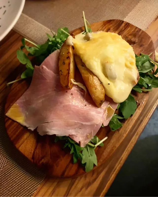 瑞士傳統熱溶芝士配新薯及火腿