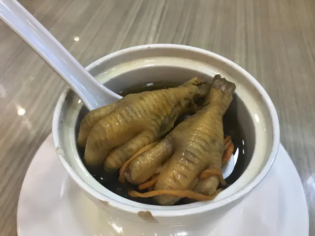 燉湯: 蟲草花香菇燉雞腳