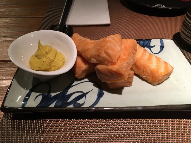 脆炸三文魚條伴咖哩蛋黃醬