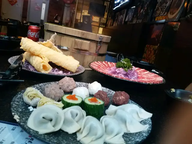 手工西班牙豚肉黑松露丸
手工安格斯芝心牛丸
鬼鬼馬馬及雪中抱月
餃子類:
手工獅城魚尾雲吞
手工芫茜餃
手工西洋菜餃
手工韮菜